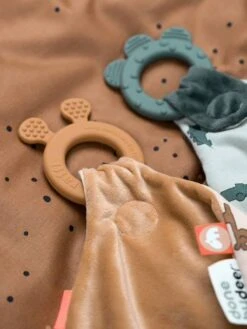 Doudou Plat Attache Sucette - DONE BY DEER Moutarde - Done By Deer -Magasin De Jouets doudou plat attache sucette done by deer 2