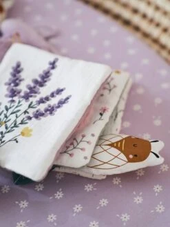 Livre D'activités En Gaze De Coton DOUCE PROVENCE Violet - Douce Provence - Vertbaudet -Magasin De Jouets livre dactivites en gaze de coton douce provence 2