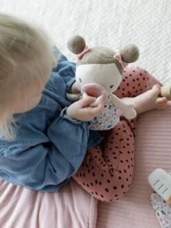 Poupée LITTLE DUTCH Bébé Rosa Et Ses Accessoires Rose - Little Dutch -Magasin De Jouets poupee little dutch bebe rosa et ses accessoires 5