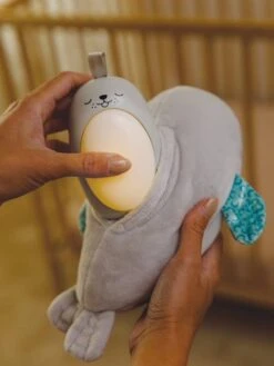 Veilleuse Bébé Otarie Douce Nuit 3 En 1 - INFANTINO Gris - Infantino 10 Veilleuse Bébé Otarie Douce Nuit 3 En 1 - INFANTINO Gris - Infantino -Magasin De Jouets veilleuse bebe otarie douce nuit 3 en 1 infantino 3